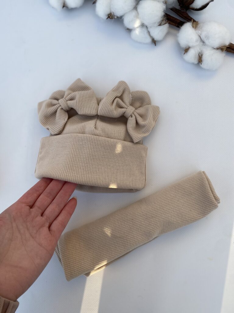 Шапочка біні з бантиками беж