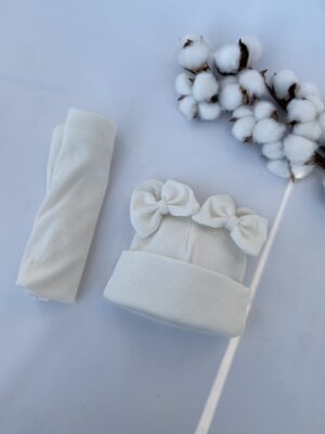 Шапочка біні з бантиками