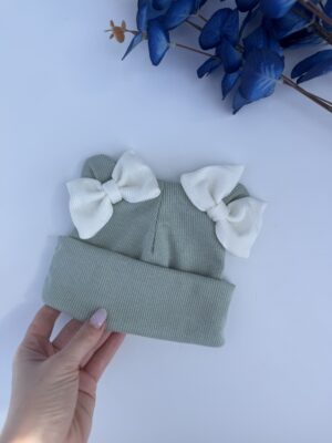 Шапочка біні з бантиками