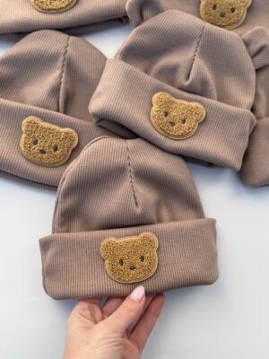 Шапочка біні мілкий рубчик мокко з ведмедиком без вух