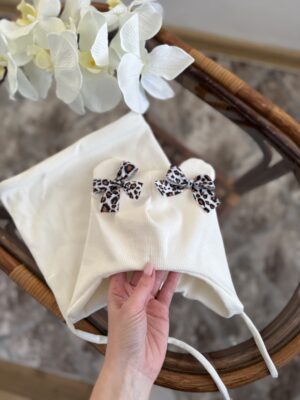 Шапка на завʼязках молочна з бантиками лео