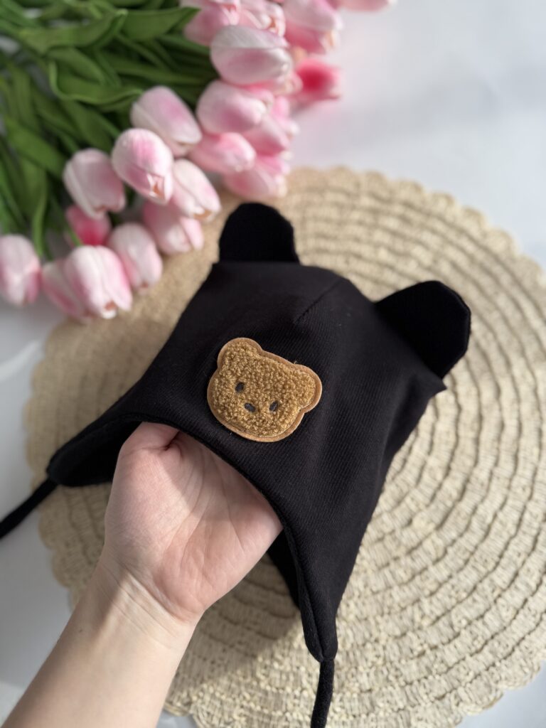 Шапочка на завʼязках чорна з ведмедиком