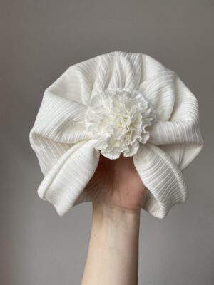 Чалма з квіточкою одношарова молочна в широкий рубчик