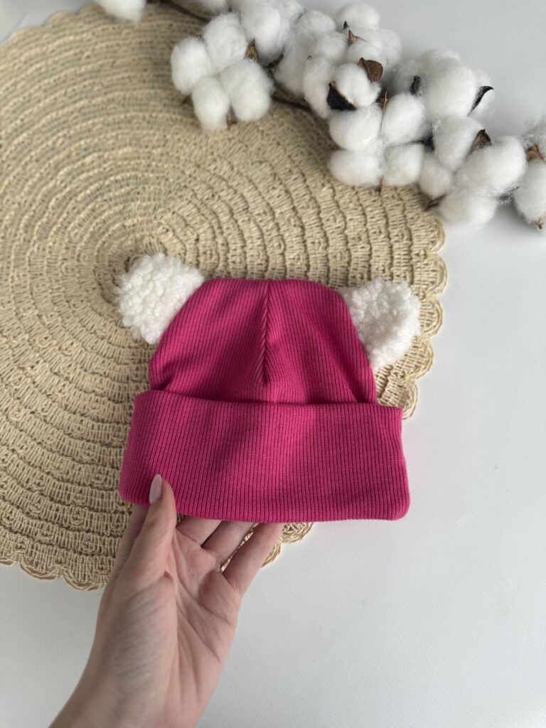 Шапочка біні малинова з вушками тедді молочні