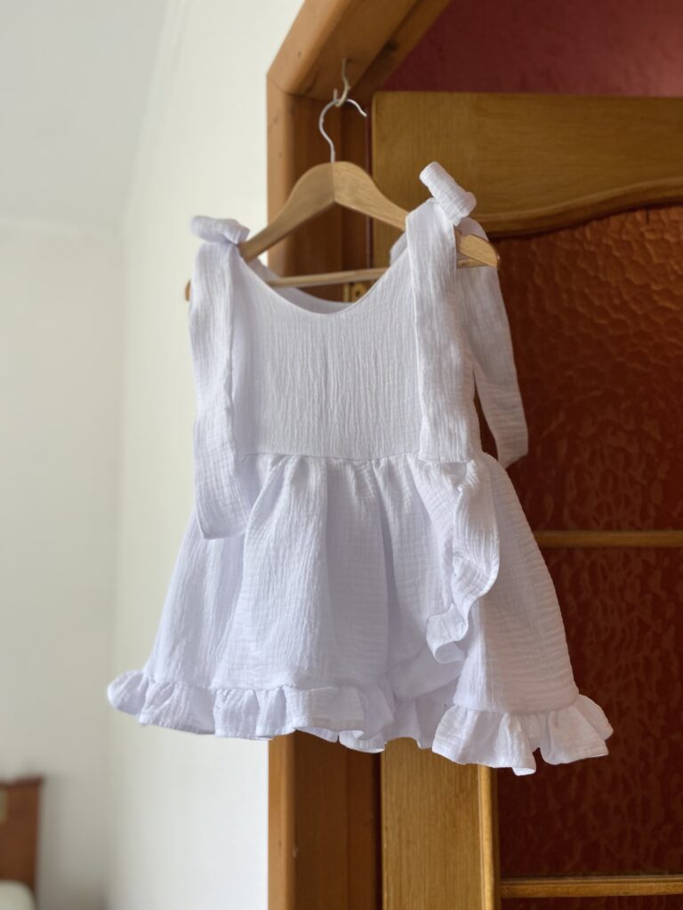 Муслінова сукня на запах біла з бантиками-зав’язками