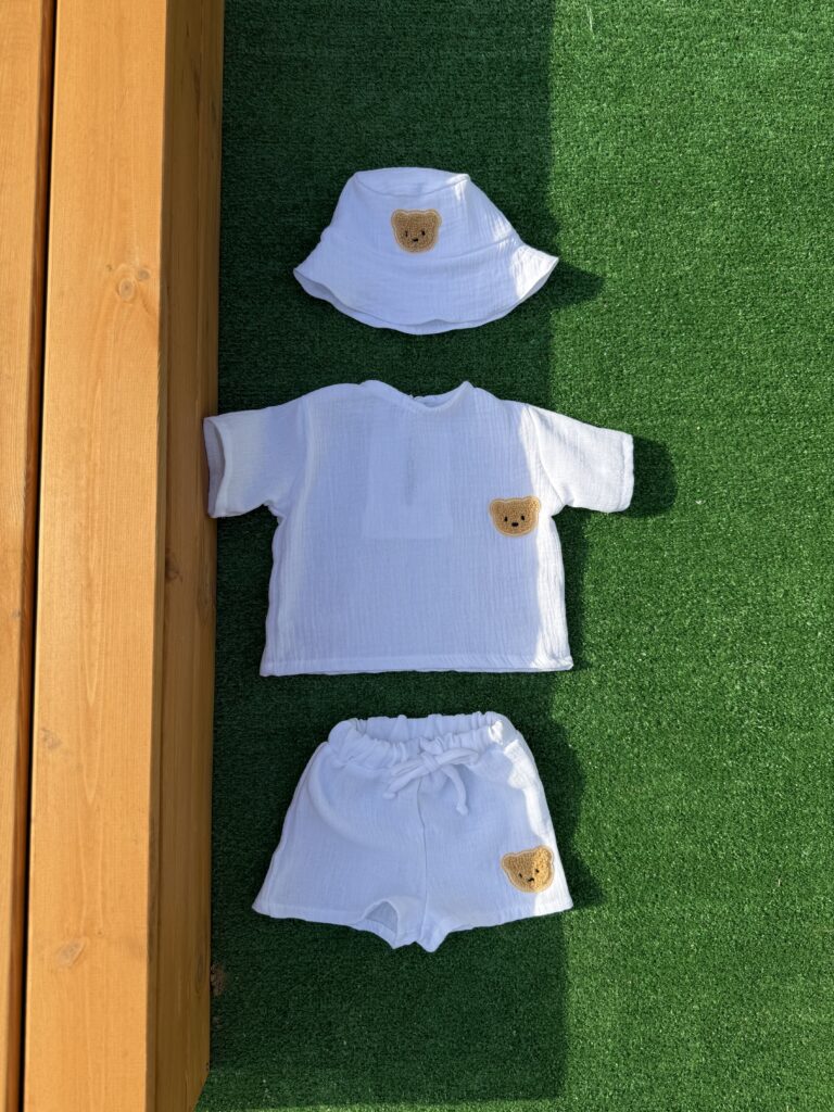 Костюм мусліновий білий шорти + футболка з ведмедиком Тедді