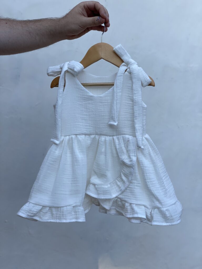 Муслінова сукня на запах молочна з бантиками-зав’язками