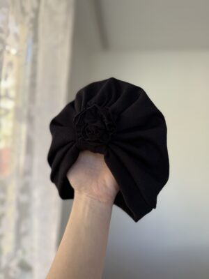 Чалма з квіточкою одношарова чорна в мілкий рубчик